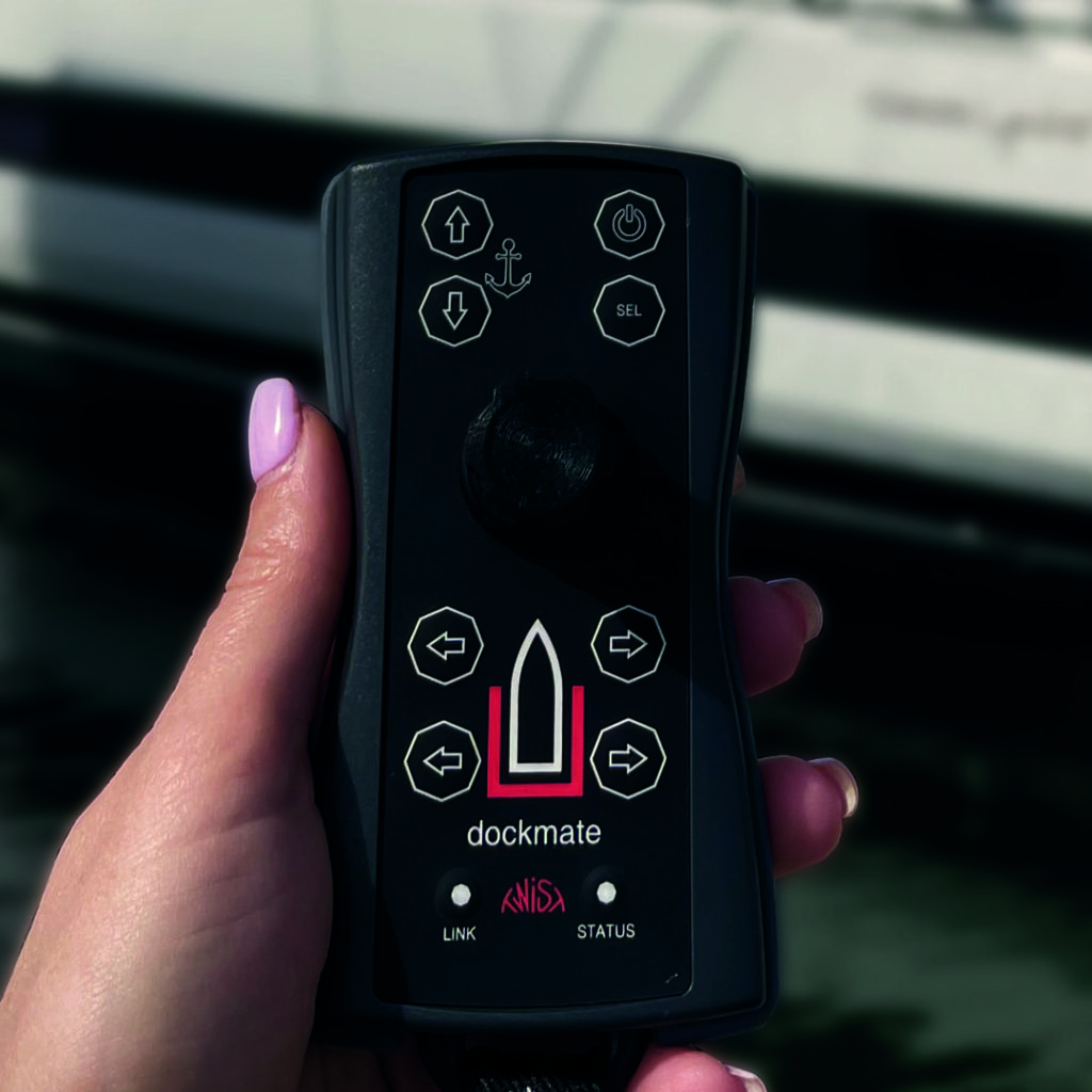 Dockmate prix illustré par une femme utilisant une télécommande Dockmate TWIST depuis le quai pour piloter et manœuvrer son bateau à distance avec précision et sécurité lors d’un accostage.
