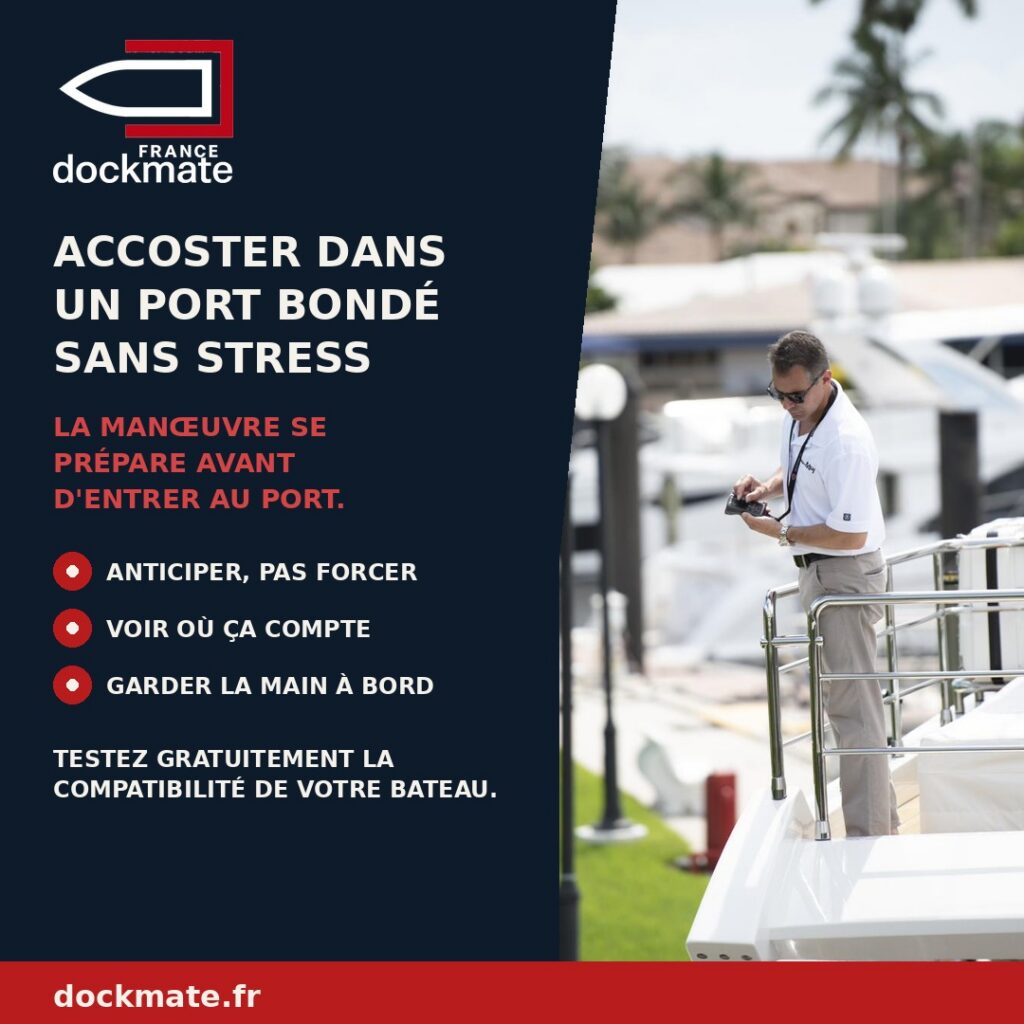 Accoster dans un port bondé : marin sur le pont d'un yacht avec une télécommande d'amarrage sans fil au cou dans une marina