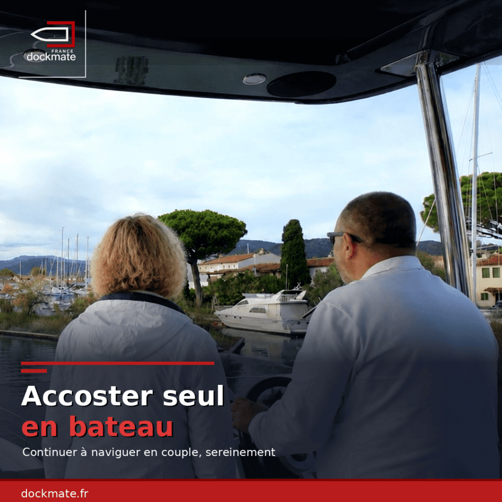 Couple au poste de barre d'un bateau entrant dans une marina – accoster seul en bateau naviguer en couple sereinement