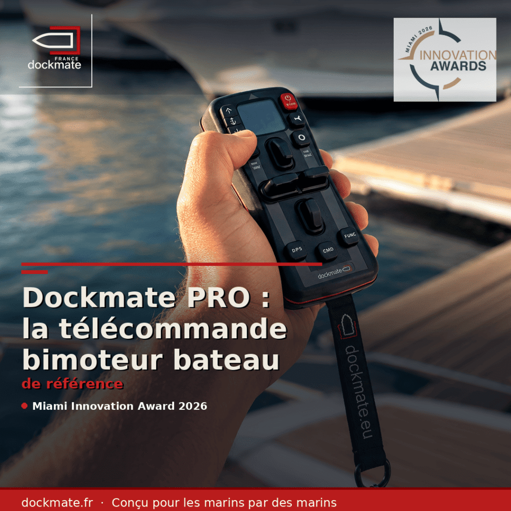 Main tenant la télécommande bimoteur bateau Dockmate PRO à la marina avec badge Miami Innovation Award 2026