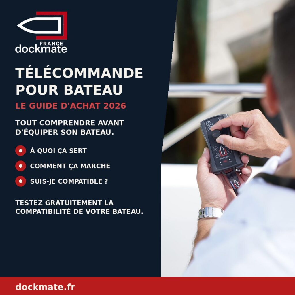 Télécommande pour bateau Dockmate tenue en main, pilotée depuis le pont pendant une manœuvre