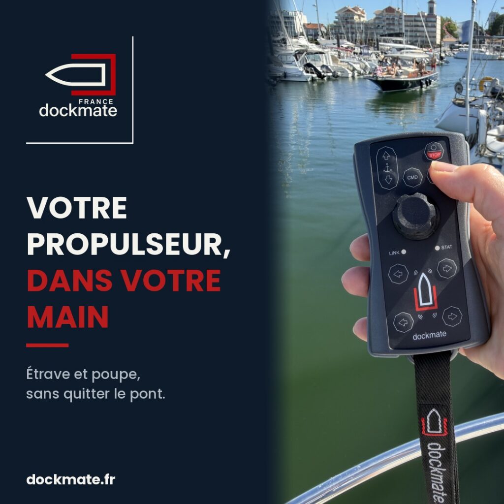 Télécommande pour propulseur d'étrave Dockmate tenue en main sur le pont d'un bateau au port